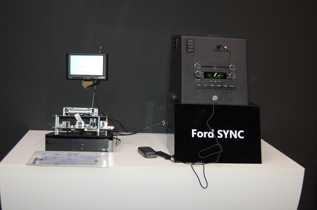 Windows Autoをベースに米国フォード社が開発した車載情報端末「Ford SYNC」。120万台以上の自動車に搭載されている。ちなみに100万台目はスティーブ・バルマーCEOに納品されている