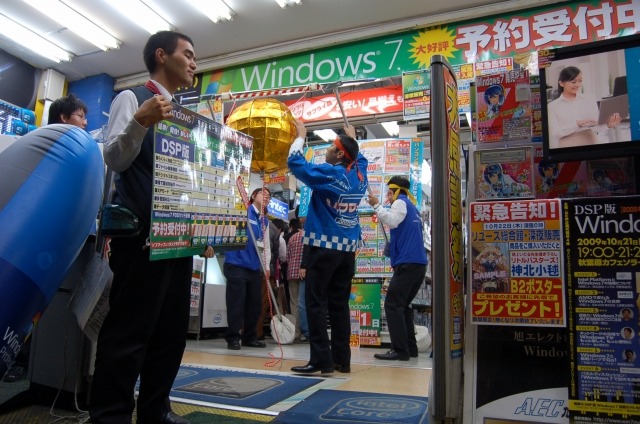 　深夜販売を行う各店舗でカウントダウンが始められ、22日の0時よりついにWindows 7が販売開始となった。