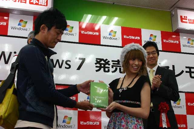 　22日午前8時から有楽町のビックカメラ前において、Windows 7の発売イベントが開催された。ゲストに登場したのは、アッキーナことタレントの南明奈さんだ。