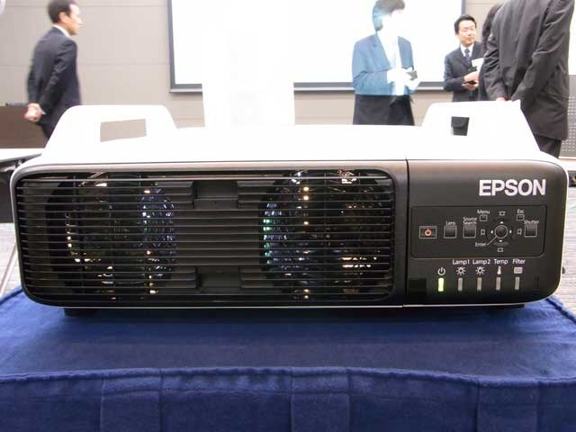 会場に展示された実機（EB-Z8000WU背面）