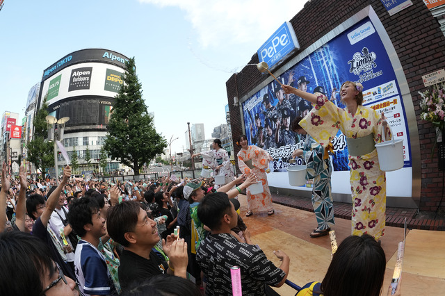 私立恵比寿中学、新宿のど真ん中でミニライブ！水かけパフォーマンスに3000人が熱狂！