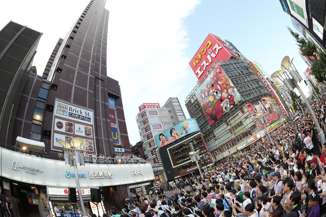 私立恵比寿中学、新宿のど真ん中でミニライブ！水かけパフォーマンスに3000人が熱狂！