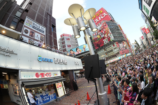 私立恵比寿中学、新宿のど真ん中でミニライブ！水かけパフォーマンスに3000人が熱狂！