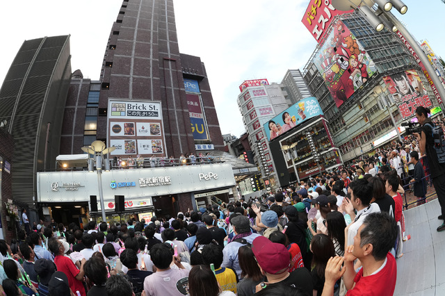 私立恵比寿中学、新宿のど真ん中でミニライブ！水かけパフォーマンスに3000人が熱狂！