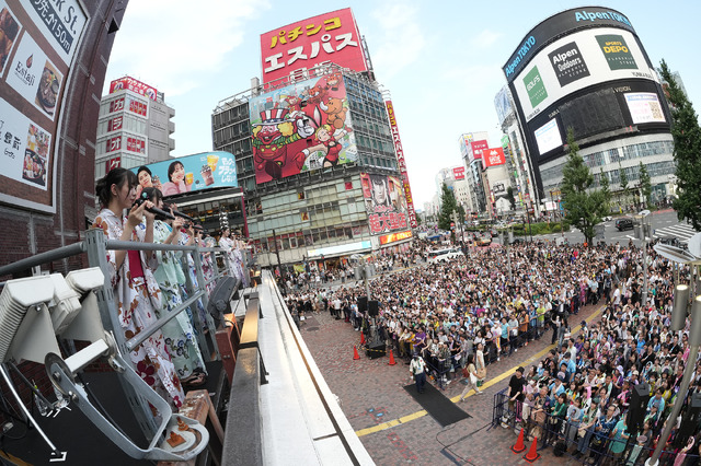 私立恵比寿中学、新宿のど真ん中でミニライブ！水かけパフォーマンスに3000人が熱狂！