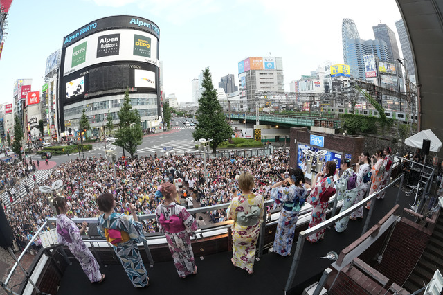 私立恵比寿中学、新宿のど真ん中でミニライブ！水かけパフォーマンスに3000人が熱狂！