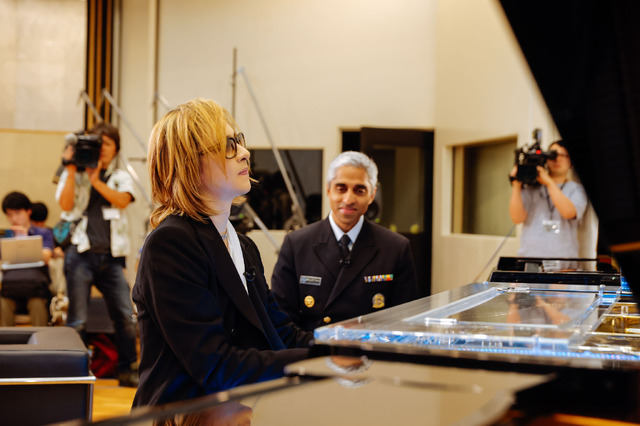 YOSHIKI、米国公衆衛生局長官とメンタルヘルスを語る