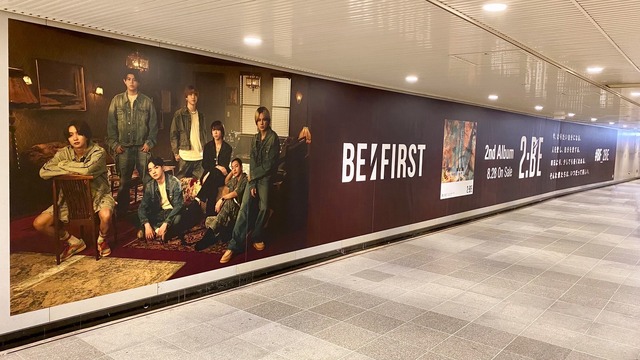 BE:FIRSTの特大特殊ポスターが東急渋谷駅構内に登場