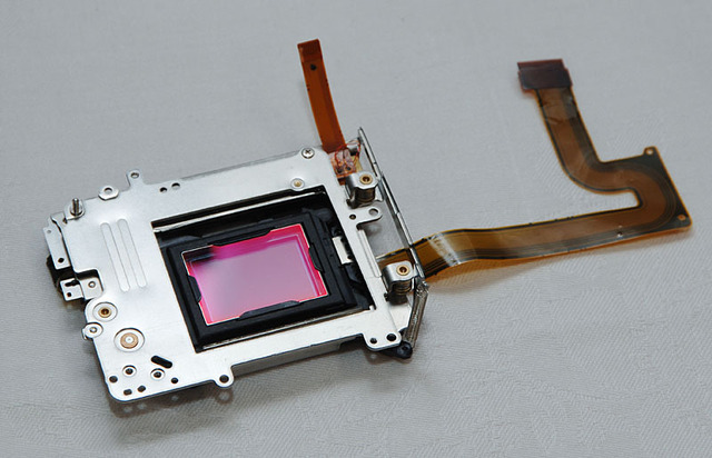 　コニカミノルタは15日、厚さ19.5mmの薄型コンパクトボディに手ブレ補正機構を内蔵する800万画素デジタルカメラ「ディマージュ X1」を発表した。8月下旬発売で、実売予想価格は5万円前後。