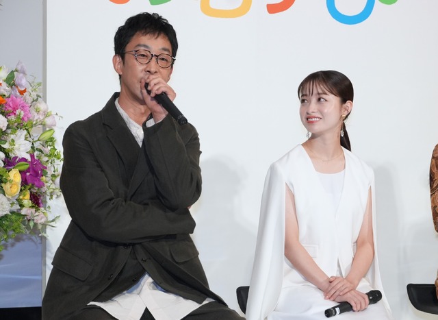 北村有起哉、橋本環奈【撮影：小宮山あきの】