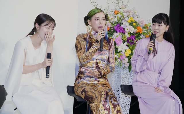 橋本環奈、仲里依紗、麻生久美子【撮影：小宮山あきの】