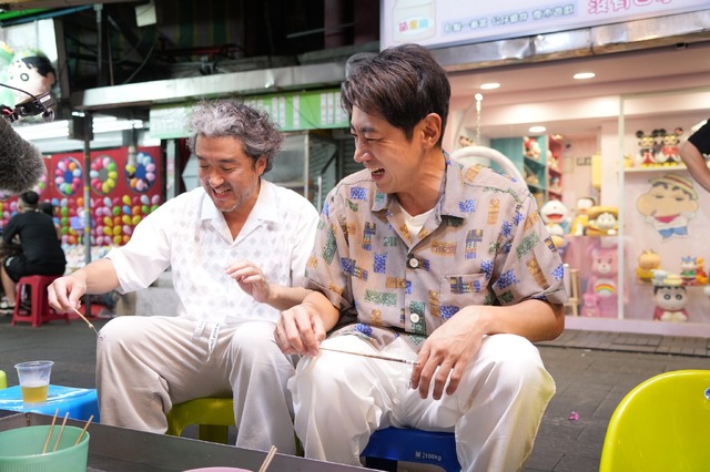 （左から）ムロツヨシ、小泉孝太郎（台湾）　(C) フジテレビ