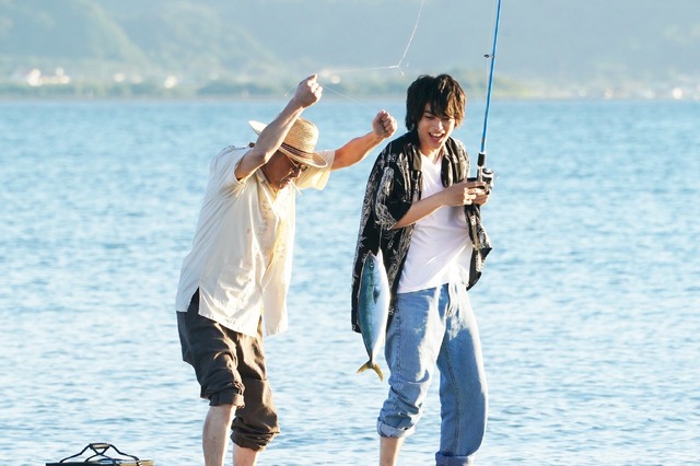 『最寄りのユートピア』吹越満、神尾楓珠　（C）フジテレビ