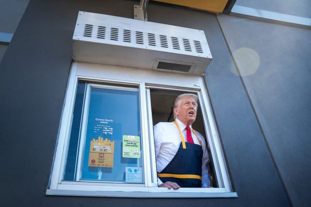 マクドナルドで働くドナルド・トランプ氏(Photo by Jabin Botsford/The Washington Post via Getty Images)