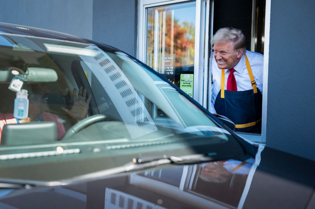 マクドナルドで働くドナルド・トランプ氏(Photo by Jabin Botsford/The Washington Post via Getty Images)