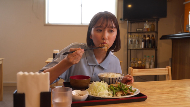 玉井詩織とマグ万平が出演する「それぞれの孤独のグルメ」第5話　(C)テレビ東京