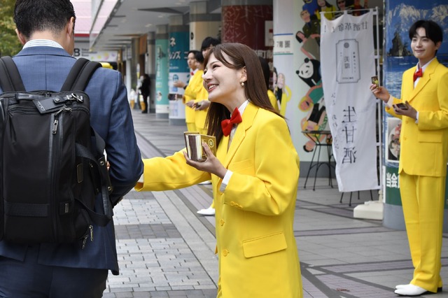 ダンディ坂野ら黄色スーツ集団が有楽町に出現！チョコモナカアイスをサンプリング