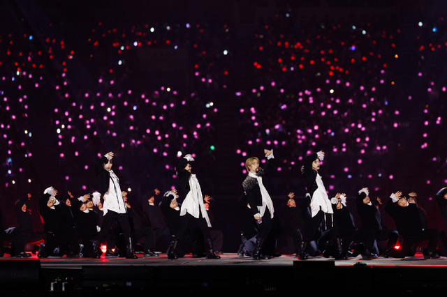 パフォーマンス中の「TOMORROW X TOGETHER」 ⓒ CJ ENM Co., Ltd, All Rights Reserved