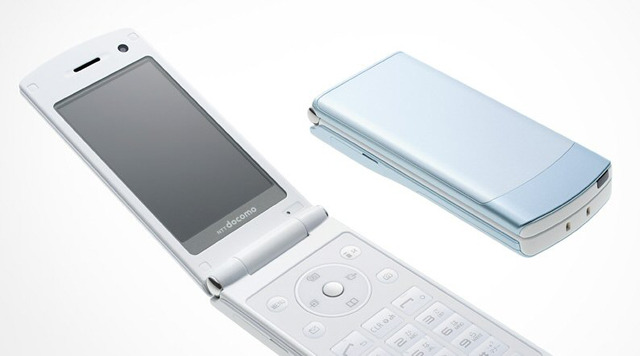 　NTTドコモは10日、冬春モデルの新製品を発表。4シリーズ20機種をリリースした。ここでは「docomo STYLE series」を紹介しよう。