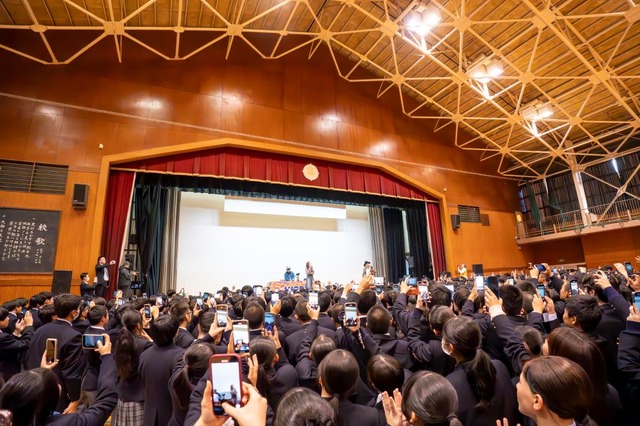 ゆうちゃみとHIPPYが登場した千葉・松戸市立松戸高等学校のサプライズイベント