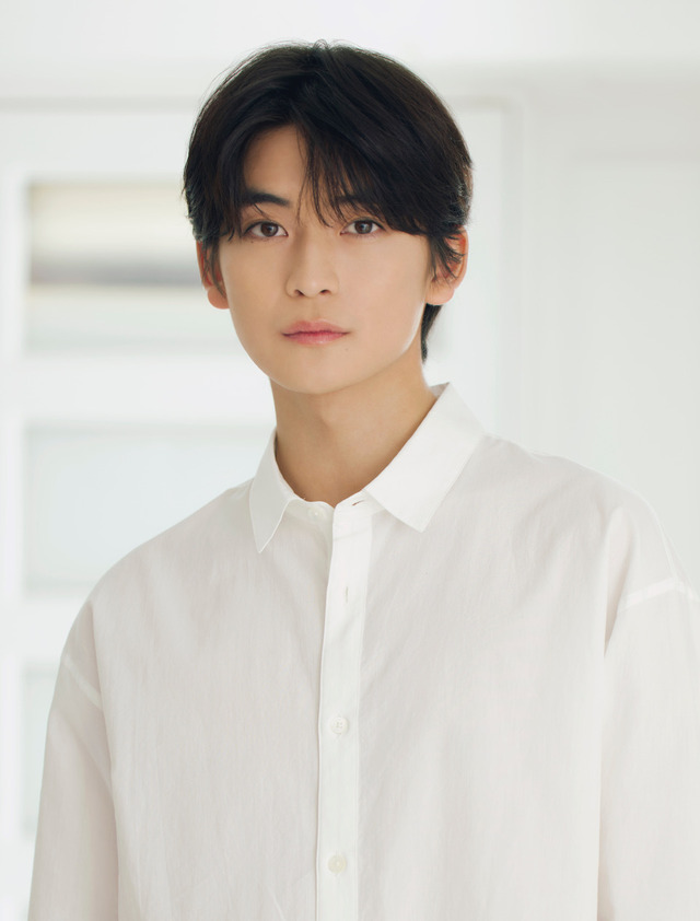 高橋文哉＆出口夏希、はるやま新CMでフレッシャーズ応援！脚長・美脚見えデザインアピール