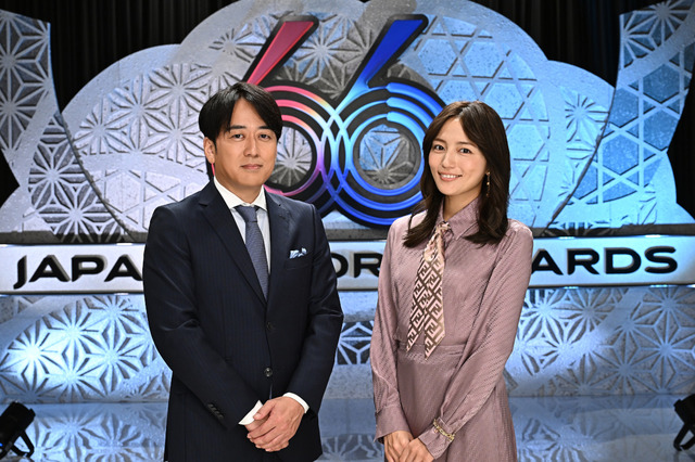 『第66回 輝く!日本レコード大賞』総合司会の安住紳一郎と川口春奈　(C)TBS