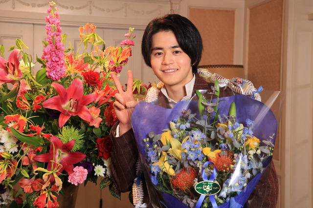 鈴鹿央士と松本穂香がクランクアップを迎えた『嘘解きレトリック』　(C)フジテレビ