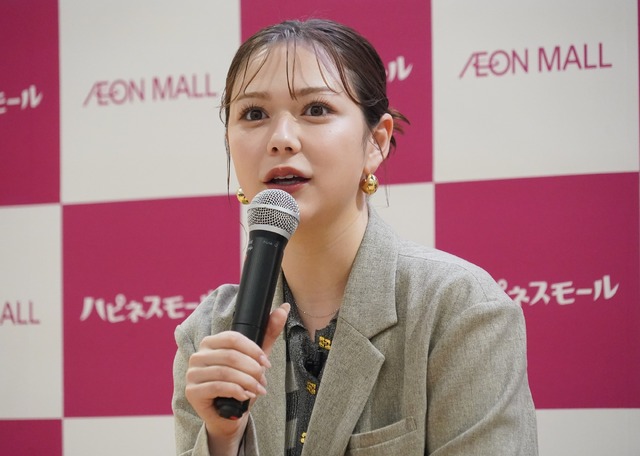 村重杏奈【写真：竹内みちまろ】