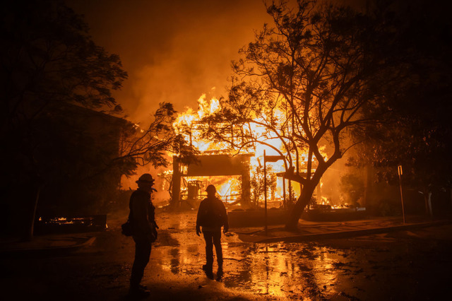 アメリカ・ロサンゼルス周辺で山火事発生（Photo by Apu Gomes/Getty Images）