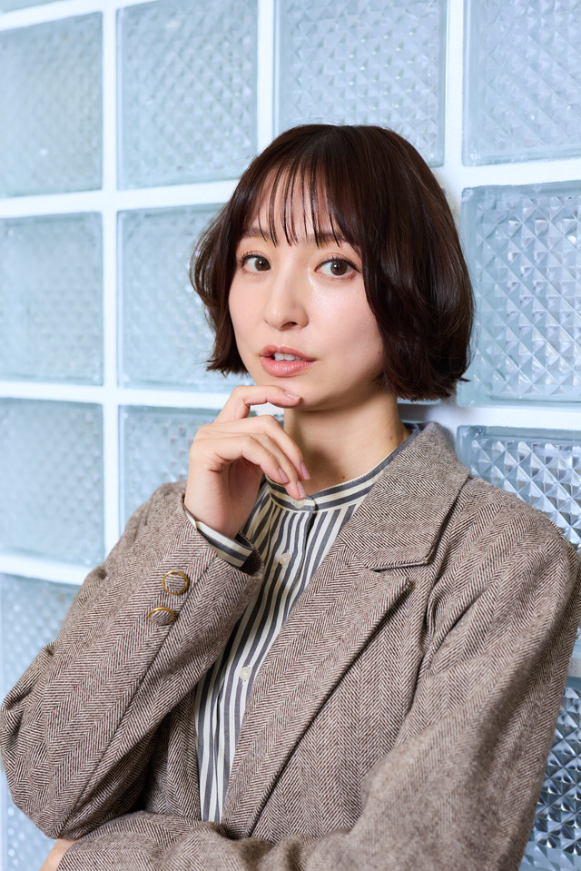 縦型ショートドラマ『元カレ図鑑』に出演する篠田麻里子