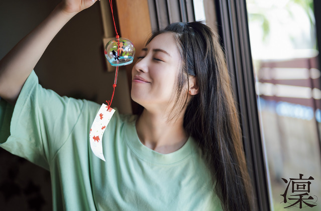 「Peel the Apple 浅原凜1st写真集『凜』」（扶桑社）ランジェリーカット　撮影：藤本和典