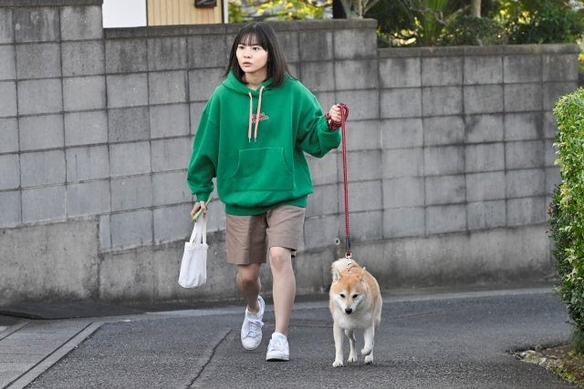 (左から)新谷ゆづみ、のこ (C)田岡りき/小学館/フジテレビ