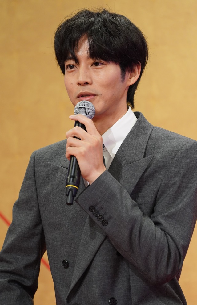松坂桃李【写真：竹内みちまろ】