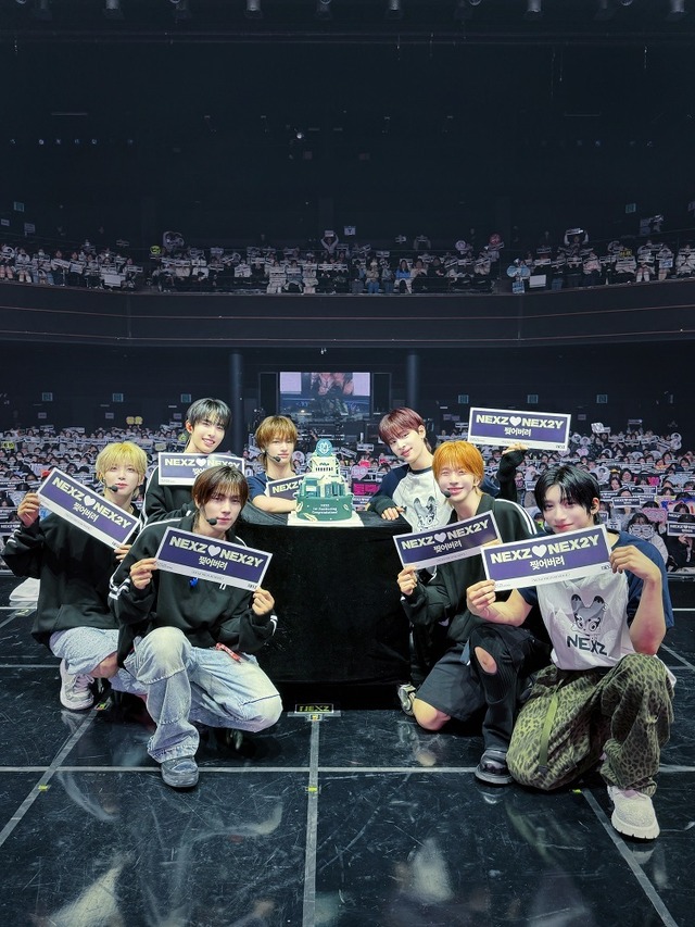 【NEXZ】1st FAN MEETING夜公演ステージ記念写真
