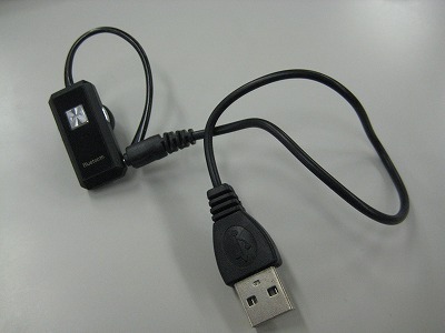 充電ケーブルも携帯しやすいシンプルUSBタイプ。