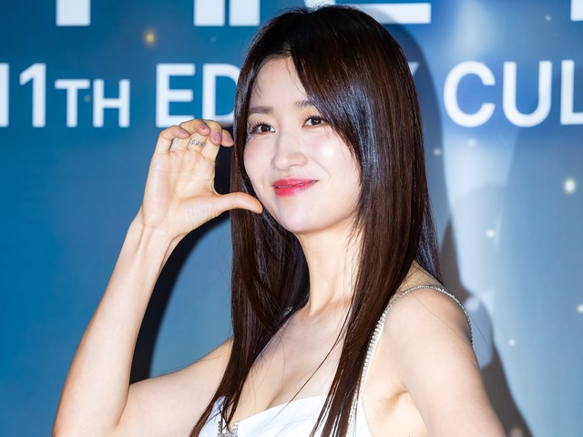 韓国時代劇出演の37歳女優、開放的なスイムウェア姿で視線釘付け…しなやか美スタイルに「魅力的」の声【PHOTO】