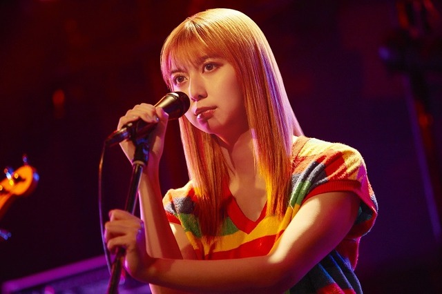 上白石萌歌が演じるEIKOの新曲「Count on me」　（C）四葉夕ト・小川亮／講談社　（C）2025 「パリピ孔明 THE MOVIE」製作委員会