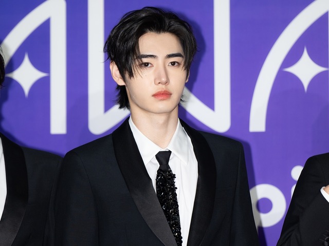 ENHYPEN・ソンフン、“男の色気”漂うタンクトップ姿に視線集中！「イケメンすぎ」「完璧」【PHOTO】