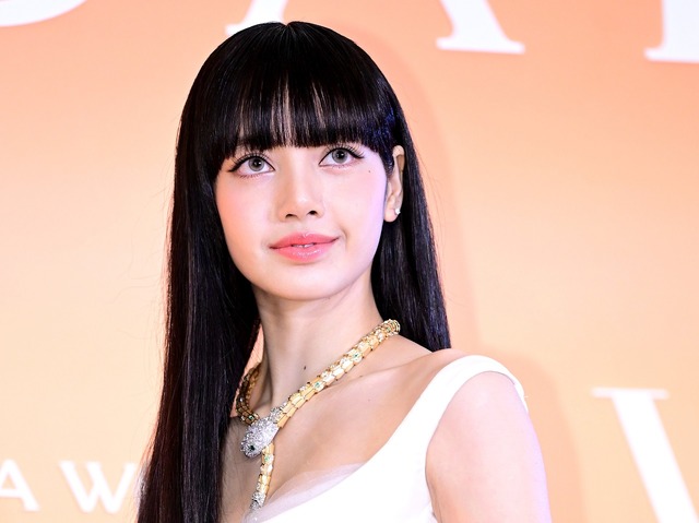 BLACKPINK・リサ、“完璧スタイル”際立つレッドボディスーツ姿も披露!「コーチェラ」2週連続で圧巻ステージ
