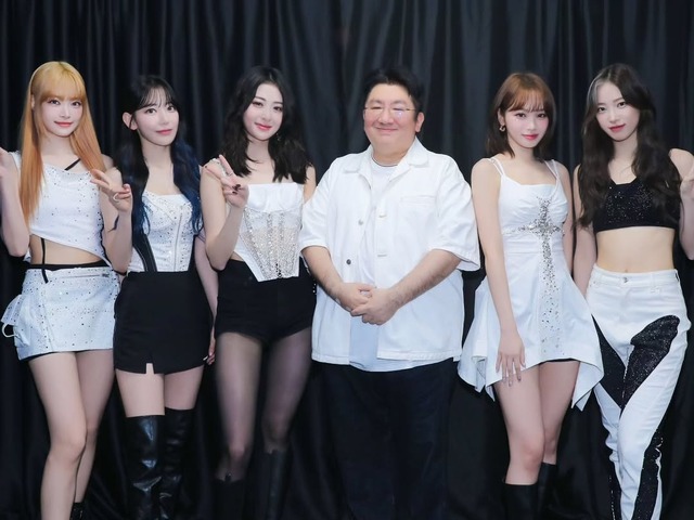 さらに痩せた？“BTSの父”、今度はLE SSERAFIMと一緒にギャルピース【PHOTO】