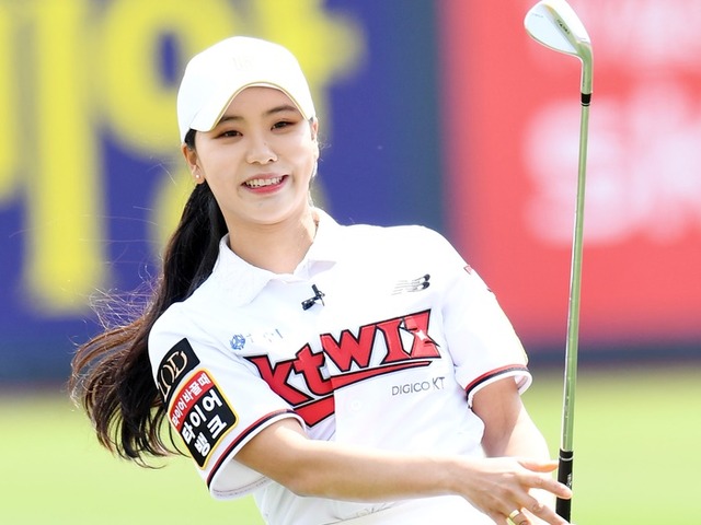目のやりどころに困る…ミス・コリア出身の韓国女子ゴルファー、“スタイル強調”純白ウェア姿でファン釘付けに【PHOTO】