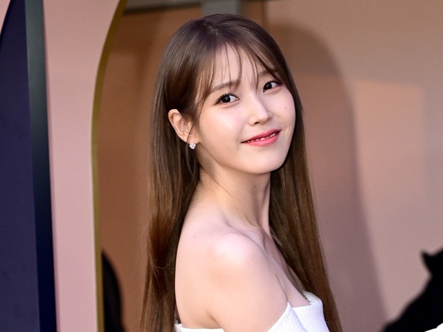 IU、“透明感あふれる春ショット”披露…すっぴん姿に「天使すぎる」【PHOTO】