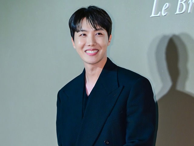 BTS・J-HOPE、日本人デザイナー手掛けるお気に入りブランドの服でインドネシアへ【独自写真】