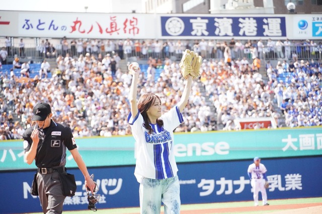 相川七瀬、始球式でノーバンピッチング！3度目の正直