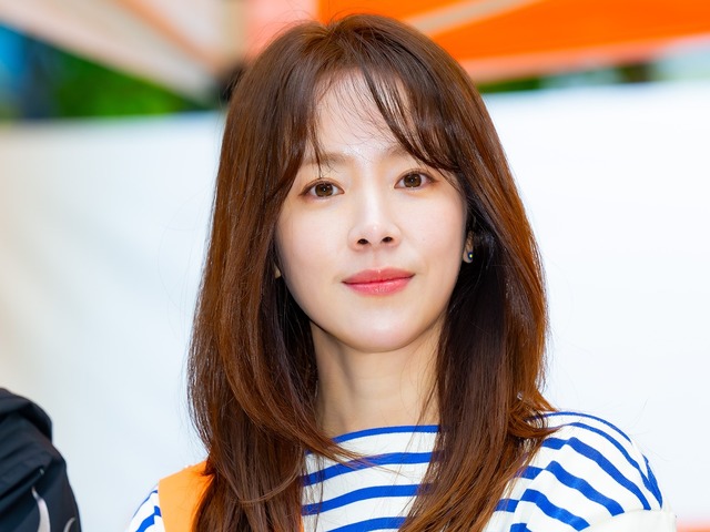 人気女優ハン・ジミン、ドラマ共演したダウン症の女優兼作家の結婚式で祝福SHOT