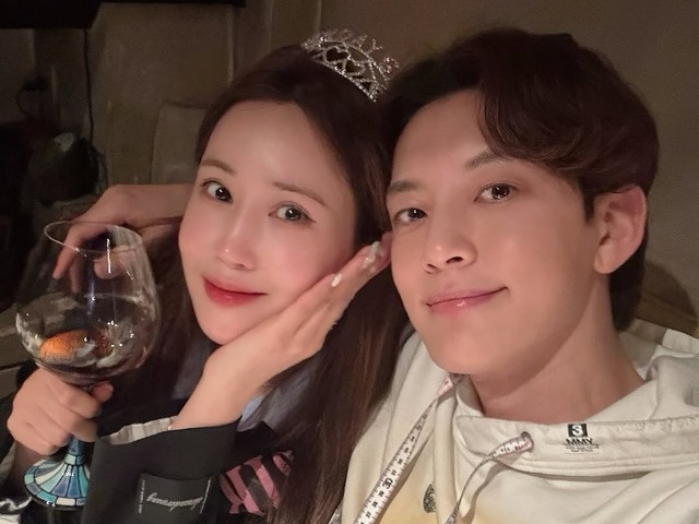 交際8年でゴールインの韓国“美男美女”夫婦、友人20人の前で熱々キス！結婚2周年の豪華パーティSHOTが話題【PHOTO】