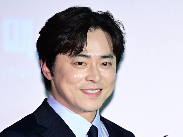 女装で『百想』最優秀演技賞も受賞…俳優チョ・ジョンソク、2025年最も影響力のある男優に！