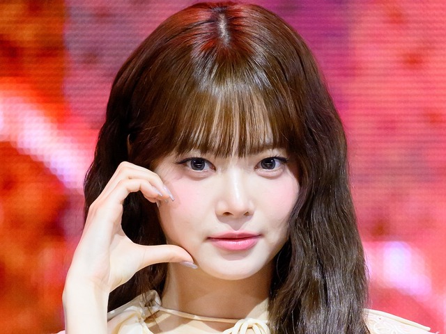 「脚、なっが」LE SSERAFIM・ウンチェ、ミニスカ姿の異次元スタイルに視線集中！【PHOTO】