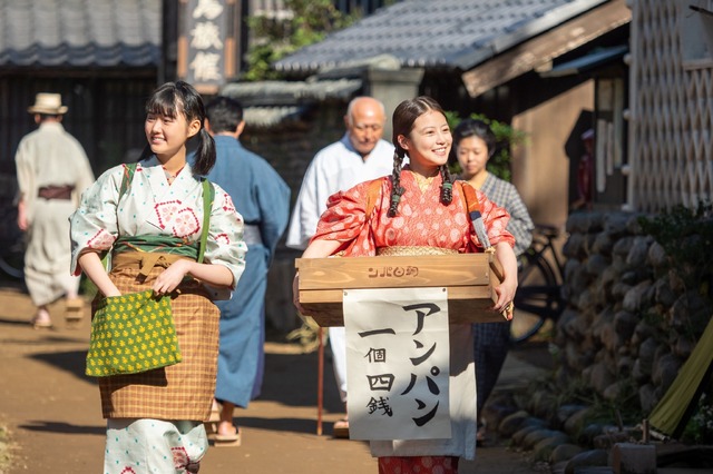 『あんぱん』朝田家の三女・朝田メイコ役を演じる原菜乃華　（C）NHK