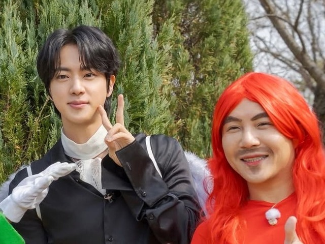 「BTS・JINの隣は誰にも譲らない」“天使ビジュアル”に韓国男性芸人も沼落ち…【PHOTO】